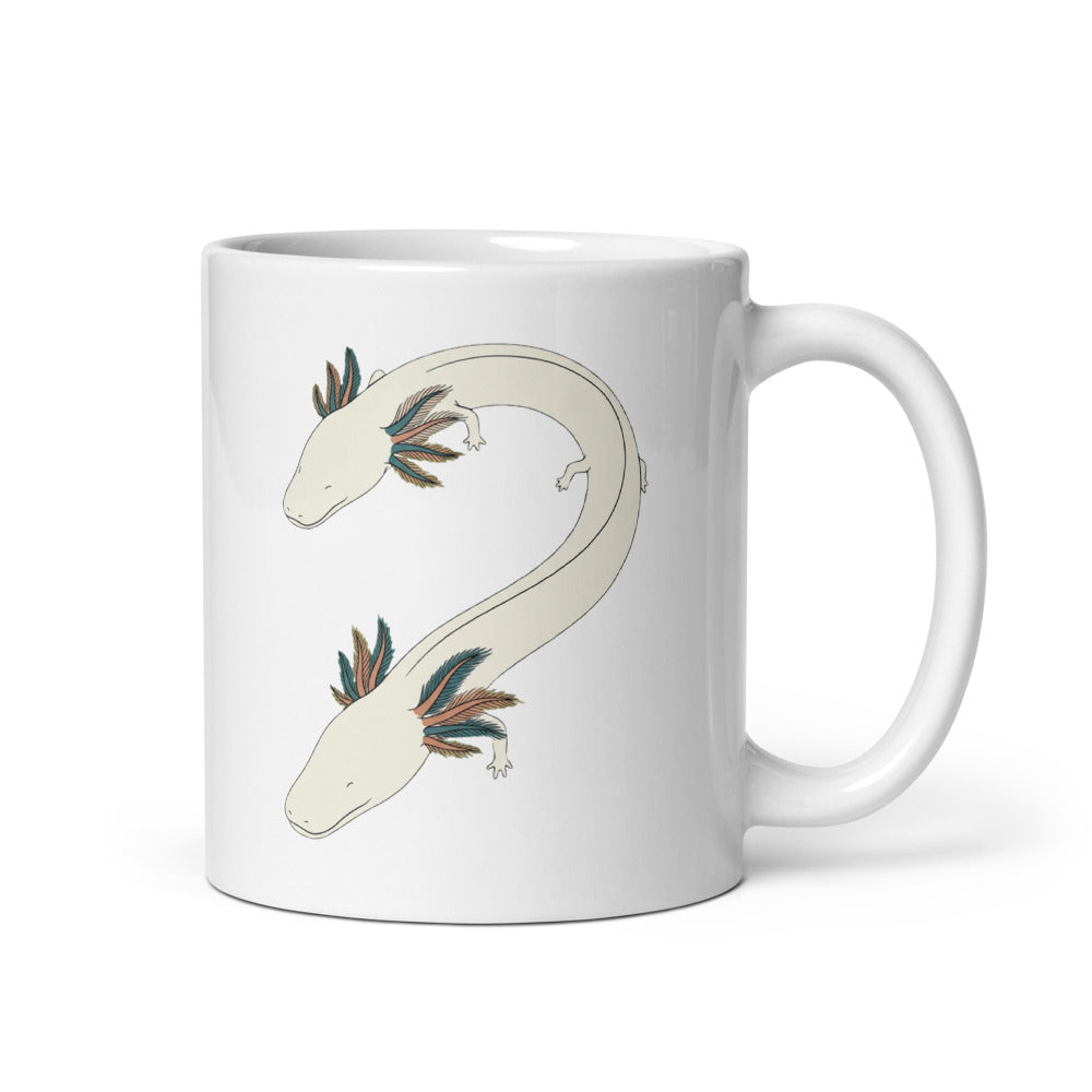 Mug protée anguillard face avant – illustration line-art de l'olm en courbe S, branchies en éventail et reflets bleu pétrole sur céramique blanche 325 ml
