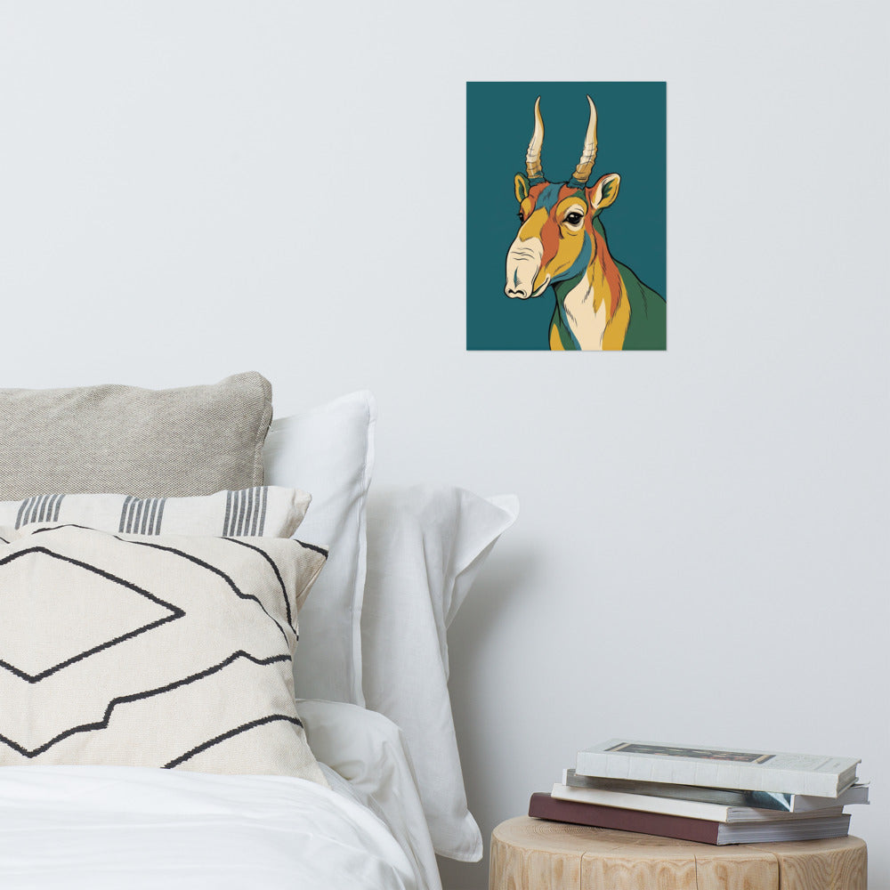 Poster saïga line-art encadré en ambiance intérieure, dessin épuré aux tons bleu pétrole et moutarde mis en valeur sur un mur clair
