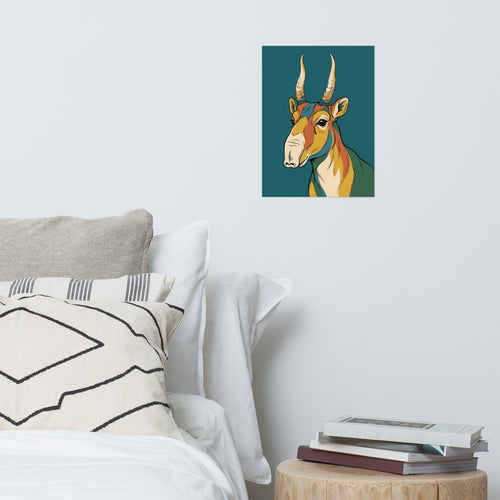 Poster saïga line-art encadré en ambiance intérieure, dessin épuré aux tons bleu pétrole et moutarde mis en valeur sur un mur clair