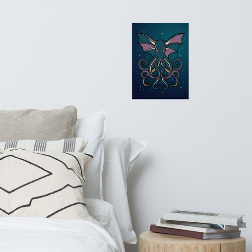 Affiche illustration poulpe minimaliste encadrée au-dessus d'un bureau en bois, ambiance fond bleu nuit avec touches violet et moutarde, format 30×40 cm