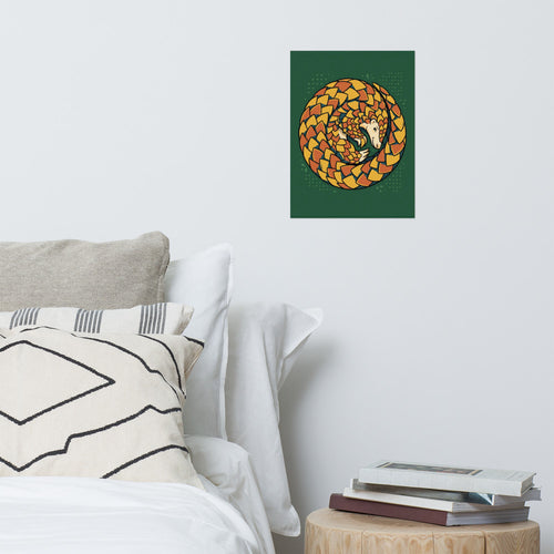 Affiche pangolin minimaliste en line-art encadrée sur un mur blanc, écailles géométriques moutarde et terracotta, format 30×40 cm