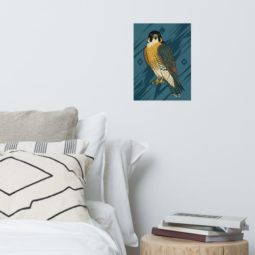 Poster faucon pèlerin en line-art géométrique accroché dans un salon contemporain aux murs clairs, mis en valeur dans un cadre bois naturel, ambiance déco murale galerie.