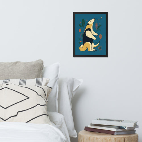 Affiche encadrée tamanoir en line-art moutarde et noir sur fond bleu pétrole, 30×40 cm, accrochée au mur dans un intérieur contemporain