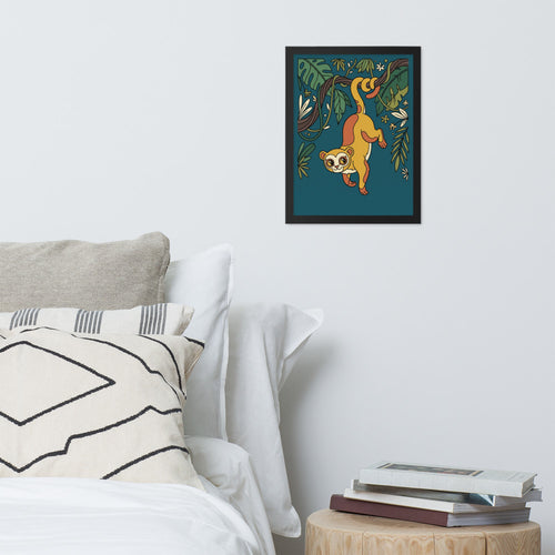 Poster kinkajou encadré accroché dans un salon à la déco éclectique, tons chauds moutarde et terracotta contrastant avec le mur clair, style éditorial contemporain