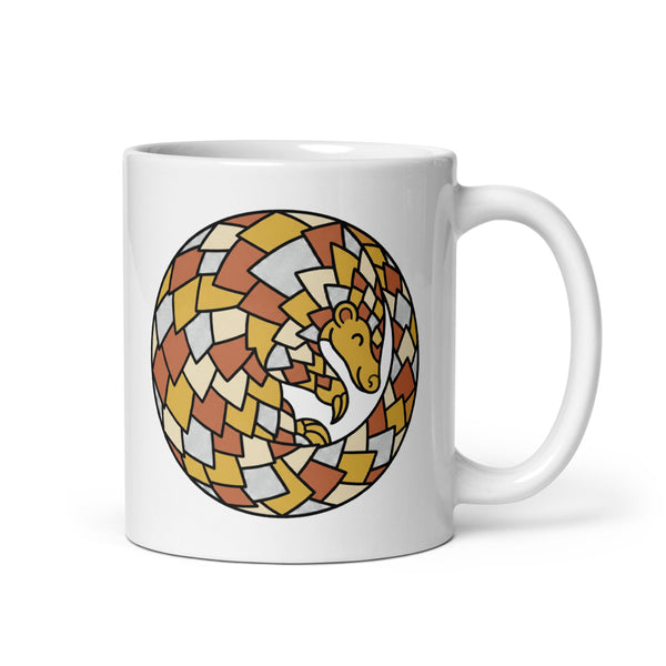 Mug pangolin original en céramique blanche 325 ml, illustration line art géométrique du pangolin enroulé en boule, palette moutarde terracotta vert forêt, style éditorial minimaliste