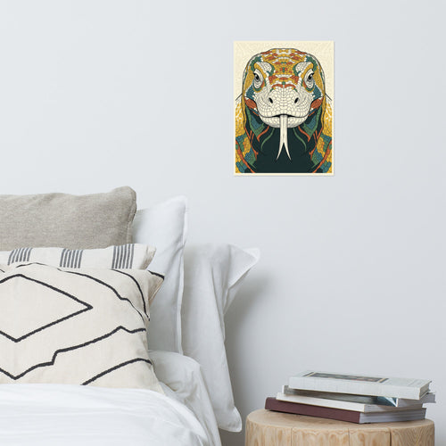Poster dragon de Komodo line art géométrique encadré au mur dans un salon à déco nature, décoration murale reptile impressionnant aux couleurs moutarde et vert forêt